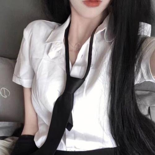 偷偷接吻封面